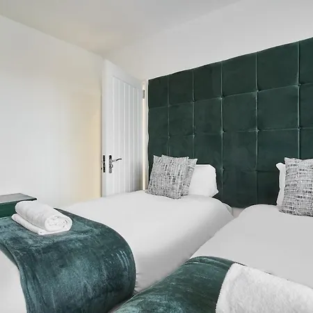 Апартаменти The Emerald - 6 Beds - Contractors - Free Parking Бристоль