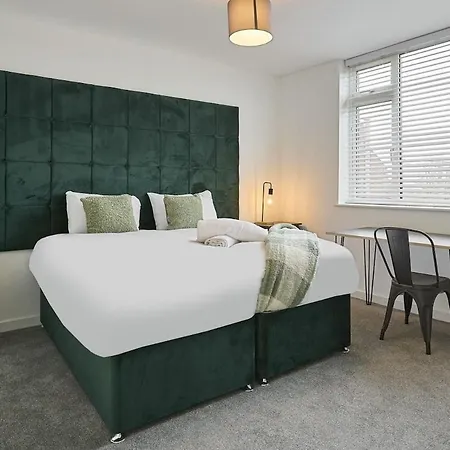 The Emerald - 6 Beds - Contractors - Free Parking Апартаменти