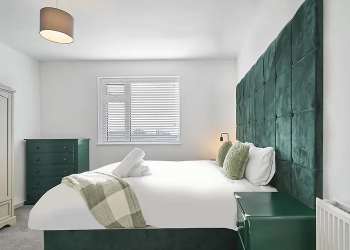 The Emerald - 6 Beds - Contractors - Free Parking *