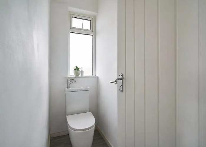 The Emerald - 6 Beds - Contractors - Free Parking *