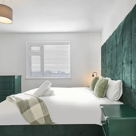 The Emerald - 6 Beds - Contractors - Free Parking *