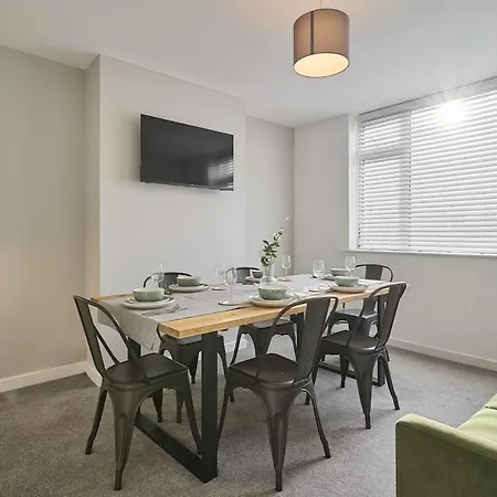 Апартаменты The Emerald - 6 Beds - Contractors - Free Parking