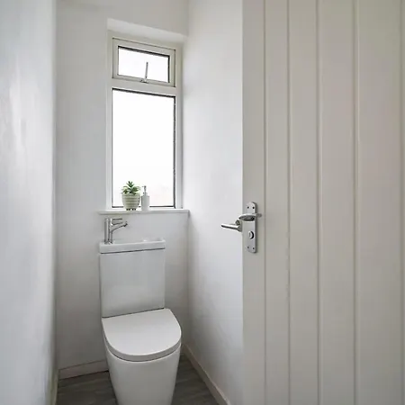 The Emerald - 6 Beds - Contractors - Free Parking *