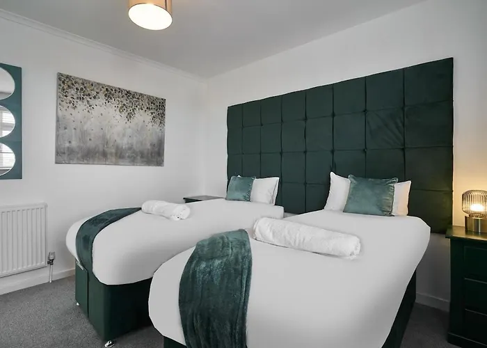 Апартаменти The Emerald - 6 Beds - Contractors - Free Parking *